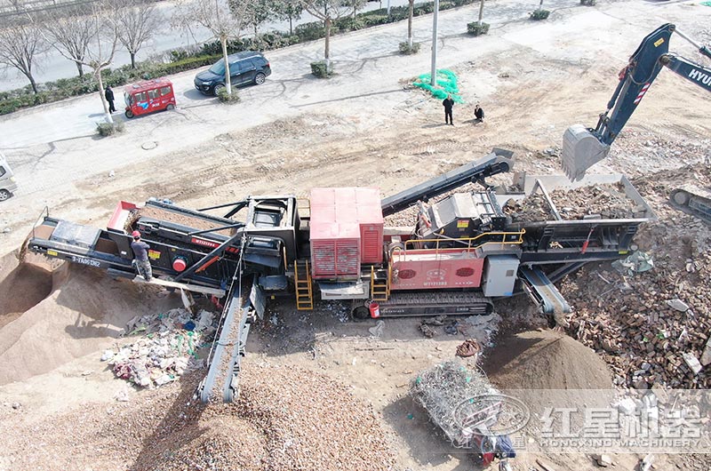 移動式建筑垃圾破碎機(jī)工作現(xiàn)場圖片
