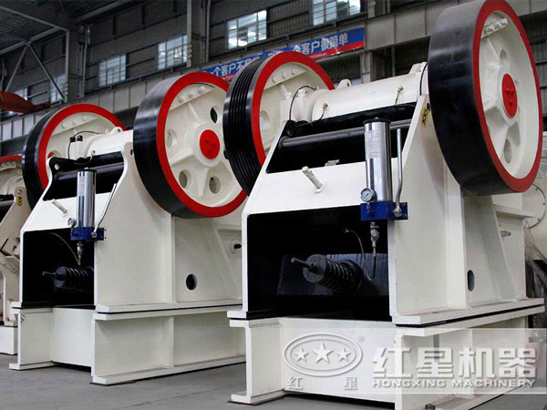 大型石頭顎破碎機市價多錢？（內(nèi)附高清顎破作業(yè)視頻）