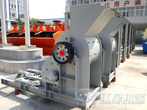 大塊煤怎么弄碎？無(wú)篩底雙級(jí)粉碎機(jī)來(lái)幫忙